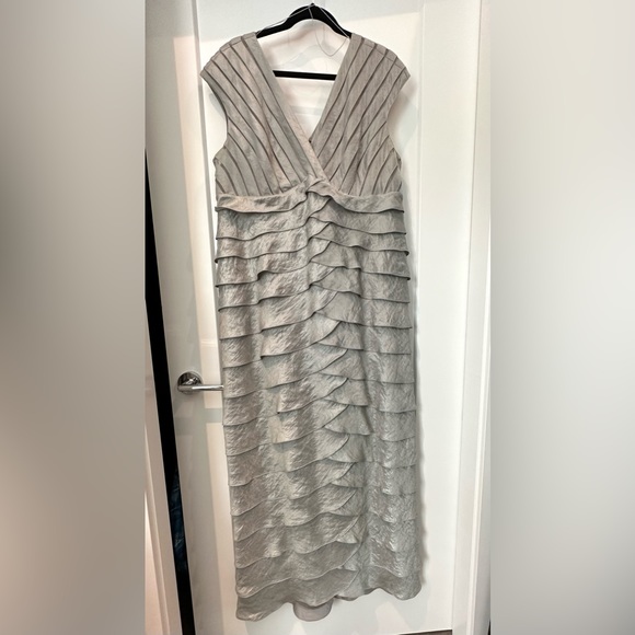 Adrianna Papell Silver Formal Size 18W - Picture 3 of 4
